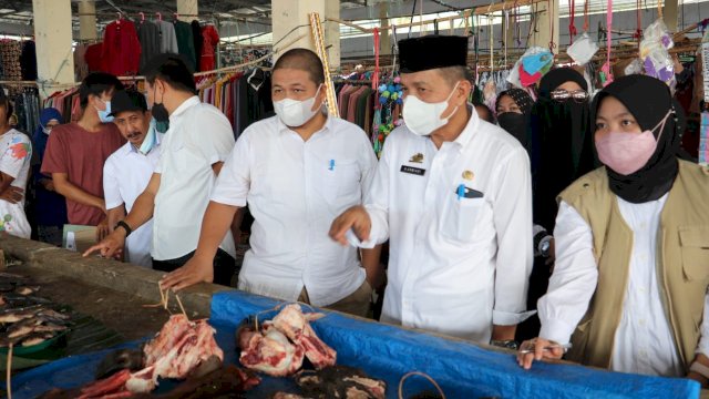 Sekretaris Daerah (Sekda) Kabupaten Luwu Utara, H. Armiadi, memantau harga bahan pokok di Luwu Utara. (Foto: Humas Lutra)