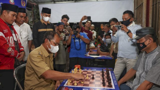 Wali Kota Makassar, Moh. Ramdhan ‘Danny’ saat membuka secara resmi Catur Ramadhan Cup Vetsel Chess Club Makassar yang terlaksana di Warkop Catur Versel Chess Club, Veteran Selatan. (Abatanews/Azwar)