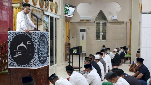 Wali Kota Makassar, Moh Ramdhan ‘Danny’ Pomanto saat mengunjungi Masjid Maradekaya, Jalan Gunung Salahutu, Kecamatan Makassar, Jumat (15/4/2022). Abatanews/Azwar