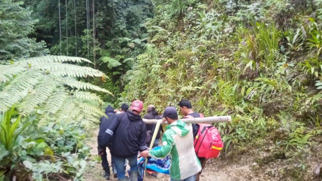 Evakuasi Muhammad Fajar alias Ajang (25) yang terperosok ke jurang dengan kedalaman 40 meter di bawah kaki gunung Baliase di wilayah Nawo, Masamba. (Abatanews/Wahyuddin)