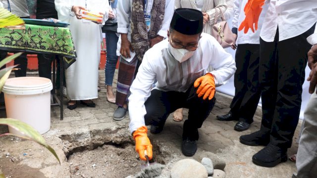 Wali Kota Makassar, Moh. Ramdhan ‘Danny’ Pomanto meresmikan Mushallah SMPN 5 Kota Makassar, sekaligus melakukan peletakan batu pertama pembangunan Ruang Guru, Kantin dan Sekret buat Keluarga Besar Alumni (KBA) SMPN 5,Jumat (15/4/2022). (Abatanews/Azwar)