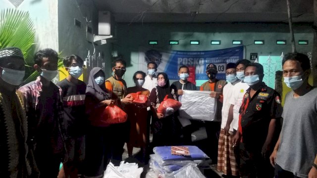 Gubernur Sulawesi Selatan (Sulsel) Andi Sudirman Sulaiman menginstruksikan Badan Penanggulangan Bencana Daerah (BPBD) Sulsel. Agar mengirimkan bantuan logistik untuk korban musibah kebakaran di Jalan Pandang 5, Kelurahan Pandang, Kecamatan Panakkukang, Makassar. Abatanews/Imam Adzka