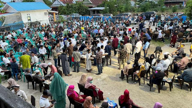 Ribuan warga Jeneponto hadir dalam buka puasa Syamsuddin Karlos di Desa Boronglamu, Kec Arungkeke, Jeneponto, Minggu (17/4/2022). (Foto: Abatanews/Imam)