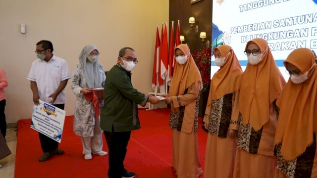 PT Pelindo Jasa Maritim, Subholding PT Pelabuhan Indonesia (Persero) atau Pelindo Group menggelar Pelindo Berbagi Ramadan 1443 H/2022 M dengan memberi santunan anak yatim hingga membagikan sembako gratis kepada tenaga alih daya dan security yang berada di lingkungan perusahaan, Selasa (19/4/2022) (foto: Humas Pelindo) Abatanews/Imam Adzka