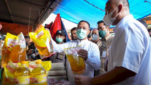 Gubernur Sulsel, Andi Sudirman Sulaiman saat meninjau kebutuhan bahan pokok jelang hari raya Idulfitri di Pasar Terong, Kota Makassar, Kamis (21/4/2022). Abatanews/Imam Adzka. 