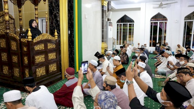 Wakil Wali Kota Makassar, Fatmawati Rusdi saat berada di salah satu masjid di Kecamatan Biringkanaya dalam agenda Syafari Ramadan sekaligus membagikan 550 paket sembako kepada warga yang tercatat kurang mampu, Sabtu (23/4/2022). (foto: Humas Pemkot Makassar) 