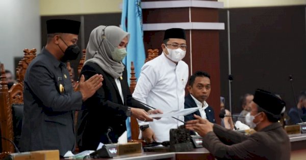 Gubernur dan Ketua DPRD Sulsel Teken Persetujuan Bersama 3 Rancangan Perda