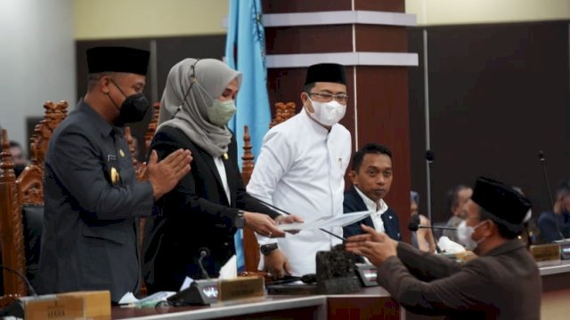 Gubernur Sulawesi Selatan (Sulsel), Andi Sudirman bersama dengan Ketua DPRD Sulsel Andi Ina Kartika melakukan penandatanganan persetujuan bersama terhadap 3 Rancangan Perda pada Rapat Paripurna DPRD Sulsel, Jum’at (23/4/2022).. (abatanews/Wahyuddin)