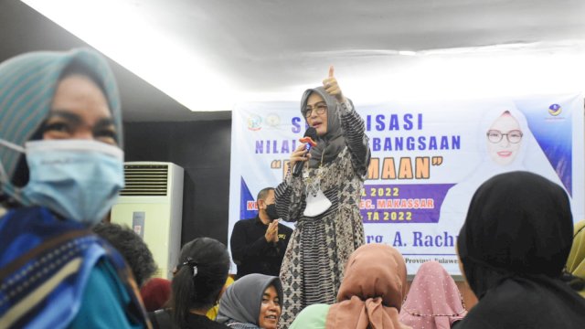 Pose Anggota DPRD Sulsel, Andi Rachmatika Dewi atau biasa disapa Cicu menggelar sosialisasi nilai-nilai kebangsaan bertajuk keagamaan, di Hotel Aswin, Jalan Latimojong, Sabtu (23/4/2022). (Abatanews/Azwar)