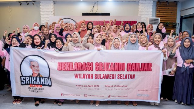 Ratusan perempuan milenial, influencer, dan mahasiswa yang tergabung dalam Srikandi Ganjar Sulawesi Selatan (Sulsel) mendeklarasikan dukungan terhadap Gubernur Jawa Tengah, Ganjar Pranowo untuk menjadi presiden RI di 2024. (Abatanews/Wahyuddin)