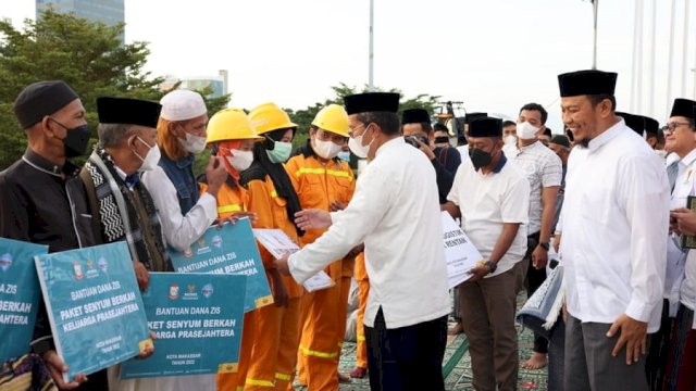 Wali Kota Makassar Moh Ramdhan Pomanto memberikan paket senyum berkah kepada 6.000 pekerja rentan di Kota Makassar, di Anjungan Pantai Losari, pada Ahad (24/4/2022). (Foto: ABATANEWS/Wahyuddin) 