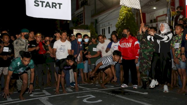 Wakil Wali Kota Makassar, Fatmawati Rusdi saat menjadi juri star dalam ajang Lantang Banggia Run Race 2022 di Kelurahan Bantabantaeng, Senin malam (25/4/2022). (Abatanews/Azwar)