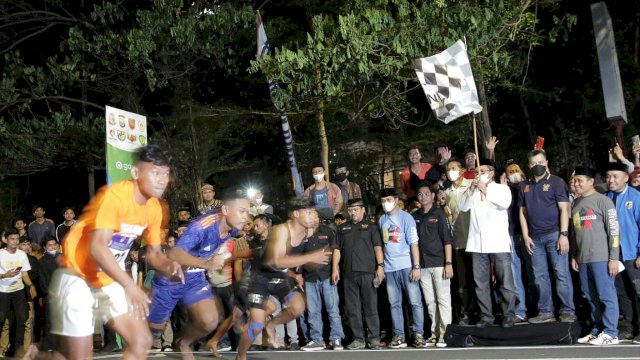 Wali Kota Makassar, Danny Pomanto saat menjadi juru star final Lantang Bangngia Run Race tingkat kota di Jl Penghibur, Makassar, Kamis malam (28/4/2022). (foto: Humas Pemkot)