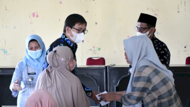 Pemkab Lutra, Sulsel, melalui Wakil Bupati, Suaib Mansur menyalurkan bantuan ke korban bencana angin puting beliung yang dilaksanakan di Kantor Desa Munte, Kecamatan Tanalili Kabupaten Lutra, Kamis (28/4/2022). (foto: Abatanews)