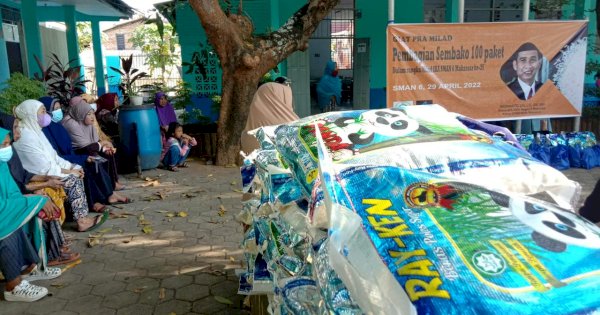 Pengurus IKA SMAN 6 Makassar Bagi-bagi Sembako ke Warga Sekitar Sekolah