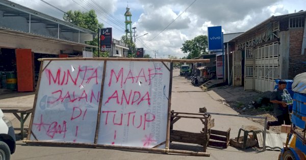 Tak Kunjung Diperbaiki Pemprov, Warga Tutup Jl Provinsi Patalassang Gowa