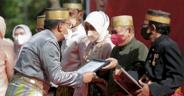 Danny Kukuhkan Dewan Kebudayaan dan Beri Penghargaan Maestro Kesenian