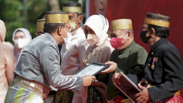 Danny Kukuhkan Dewan Kebudayaan dan Beri Penghargaan Maestro Kesenian