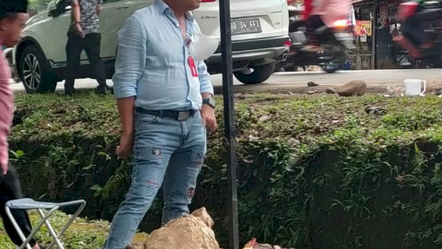 Direksi PDAM Kota Makassar melakukan sidak pengerjaan instalasi pipa di Jalan Perintis Kemerdekaan, pada Jumat (1/4/2022). (Foto: ABATANEWS/Wahyuddin) 