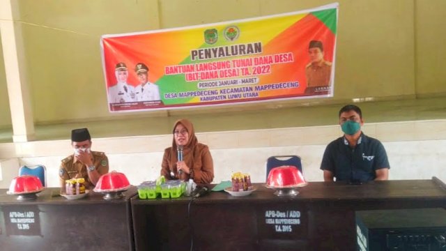 Sebanyak 132 masyarakat Desa Mappedeceng, Kecamatan Mappedeceng, Kabupaten Luwu Utara menerima Bantuan Langsung Tunai melalui Dana Desa (BLT-DD) yang dilaksanakan di Gedung Serbaguna Kecamatan Mappedeceng, Kamis (28/3/2022). (Abatanews/Imam Adzka)