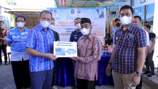 Bupati Takalar, Syamsari menyalurkan Bantuan Langsung Tunai Dana Desa (BLT) untuk 630 penerima manfaat pada enam desa di Takalar, kemarin (2/4/2022). (Foto: ABATANEWS/Wahyuddin) 