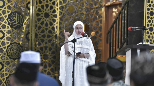 Bupati Luwu Utara, Indah Putri Indriani melaksanakan shalat tarawih pertamanya di Masjid Nurul Huda, Desa Sukamaju, Kecamatan Sukamaju. (Foto: ABATANEWS/Wahyuddin) 