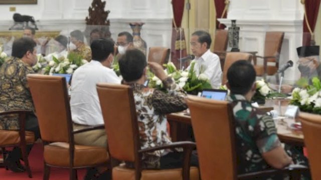 Presiden Joko Widodo memimpin Ratas PPKM di Istana Merdeka, Jakarta, Senin (04/04/2022). (foto:Kemenkominfo)