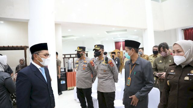 Wali Kota Makassar Moh Ramdhan Pomanto melantik Muhammad Hatim sebagai Kepala Disdukcapil Makassar di Baruga Anging Mammiri Rumah Jabatan Wali Kota Makassar, pada Selasa (5/4/2021). (Foto: ABATANEWS/Wahyuddin) 