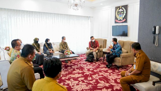 Gubernur Sulawesi Selatan Andi Sudirman Sulaiman menerima kedatangan tim penilai Penghargaan Pembangunan Daerah (PPD) Kementerian PPN/Bappenas di Baruga Lounge Kantor Gubernur Sulsel, pada Selasa (5/4/2022). (Foto: ABATANEWS/Wahyuddin) 