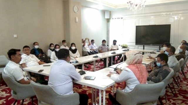 Dinas Komunikasi Informatika Statistik dan Persandian (Diskominfo-SP) Provinsi Sulawesi Selatan (Prov. Sulsel) yang diwakili Bidang Aplikasi dan Informatika (Aptika) menggelar pertemuan dengan perwakilan rumah sakit daerah se-Sulsel di Toraja Room Kantor Gubernur Sulsel, pada Rabu (6/4/2022). (Foto: ABATANEWS/Wahyuddin) 