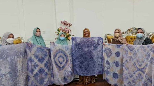 Batik Shiborita Singkatan dari batik Shibori Takalar, diperkenalkan Dekranasda Takalar. (Abatanews/Imam Adzka)