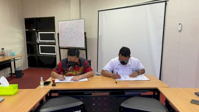 PT Pelabuhan Indonesia (Persero) atau Pelindo Regional 4 melakukan penandatanganan perjanjian kerja sama dengan PT Sulsel Citra Indonesia (Perseroda) tentang Pemanfaatan Lahan Eks Lokasi Gudang Perusahaan Bahan Makanan Sulawesi Selatan (Perbamas) di Pelabuhan Parepare, Sulawesi Selatan, pada Kamis (7/4/2022). 