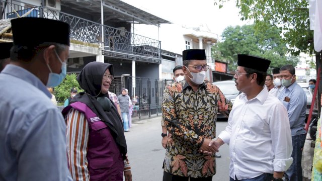 Wali Kota Makassar Moh. Ramdhan "Danny" Pomanto melayat ke rumah duka Andi Aris Mangopo, di Jalan Datuk Ditiro, pada Kamis (7/4/2022). (Foto: ABATANEWS/Wahyuddin) 