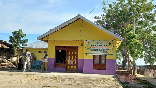 Renovasi rumah korban puting beliung di Desa Biluhu Timur, Kecamatan Batudaa Pantai. (Foto: ABATANEWS/Imam) 