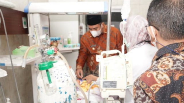 Bupati Maros Chaidir Syam melihat langsung kondisi bayi yang diduga dibuang oleh orang tuanya itu, di RS Maros, pada Jumat (8/4/2022). (Foto: ABATANEWS/Wahyuddin) 