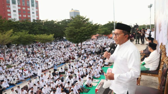 Wali Kota Makassar Moh. Ramdhan "Danny" Pomanto bersama seluruh jajaran Pemerintah Kota Makassar menggelar salat subuh berjemaah, di anjungan Pantai Losari, tepatnya di pelataran Bugis Makassar, pada Ahad (10/4/2022). (Foto: ABATANEWS/Wahyuddin) 