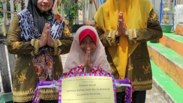 Qamira Nur Syifa menyampaikan rasa terima kasih kepada Gubernur Sulawesi Selatan, Andi Sudirman Sulaiman atas hadiah satu unit sepeda yang diterimanya. (Istimewa) 