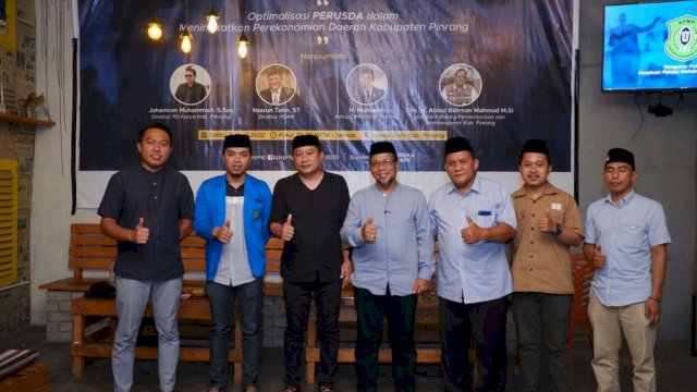 Pengurus Pusat Kesatuan Pelajar Mahasiswa Pinrang (PP KPMP) menggelar dialog publik bertajuk "Optimalisasi Perusda Dalam Meningkatkan Perekonomian Daerah Kabupaten Pinrang", yang berlangsung di Eureka Cafe, di Jalan Hertasning, pada Sabtu (9/4/2022). (Foto: ABATANEWS/Wahyuddin) 