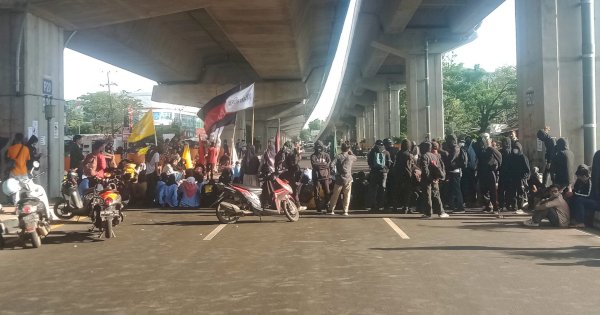 Penampakan Mahasiswa Duduki AP Pettarani dari Fly Over hingga Boulevard