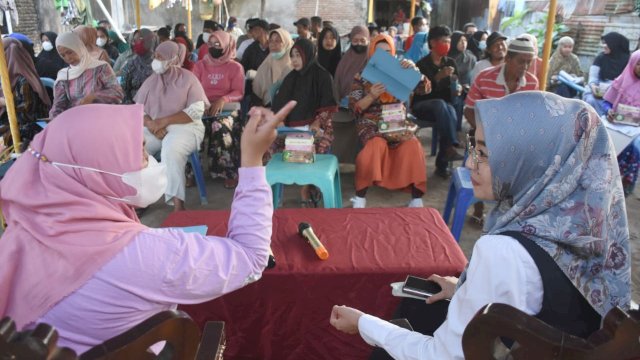 Anggota DPRD Kota Makassar, Budi Hastuti menyapa Warga Kelurahan Tanjung Merdeka, Kecamatan Tamalate, pada Senin (11/4/2022). (Foto: ABATANEWS/Wahyuddin) 