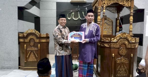 Ketua DPRD Makassar Rudianto Lallo Salurkan Bantuan Hibah Pemkot di Masjid Taqwa