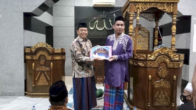 Ketua DPRD Makassar, Rudianto Lallo menyerahkan bantuan hibah dari Pemerintah Kota Makassar sebesar Rp100 juta di Masjid Taqwa, Kelurahan Mampu, Kecamatan Wajo Kota Makassar saat menggelar safari Ramadan.
