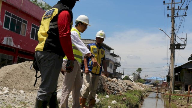 Wakil Bupati Luwu Utara, Suaib Mansur ini meninjau langsung pekerjaan saluran drainase primer dalam Kota Masamba, pada Jumat (8/4/2022). (Foto: ABATANEWS/Imam) 