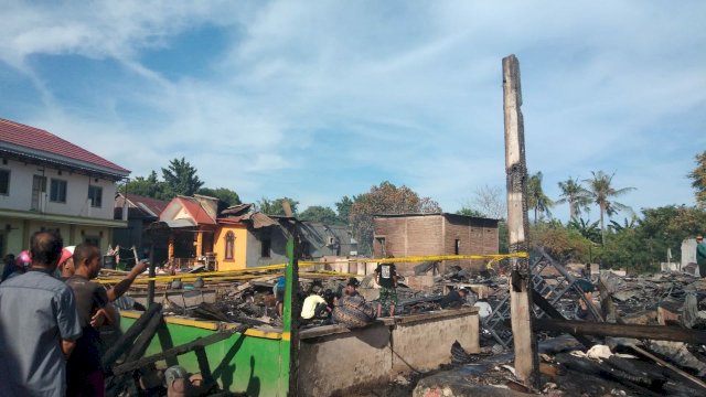 Kebakaran di Kelurahan Panyula, Kecamatan Tanete Riattang Timur, Kabupaten Bone, pada Ahad (10/4/2022).