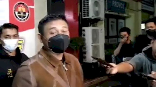 Kapolrestabes Makassar, Kombes Pol Budhi Haryanto di Mapolresta Makassar, saat menggelar sesi press converence terkait penetapan tersangka kasus penembakan pegawai Dinas Perhubungan Kota Makassar, Najamuddin Sewang, Sabtu (16/4/2022). Abatanews/Wahyu Susanto