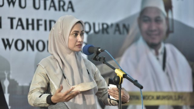 Bupati Luwu Utara, Indah Putri Indriani, saat menghadiri wisuda tahfidz di Pondok Pesantren Tahfidzul Qur'an Nurul Hidayah, Desa Wonokerto Kecamatan Sukamaju Selatan. (Dok Pemda Luwu Utara) 