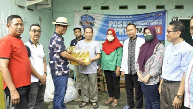 Andi Amran Sulaiman memberi bantuan kepada korban kebakaran di Jalan Pandang II, Kelurahan Pandang, Kecamatan Panakukang, Makassar pada Ahad (17/4/2022). (Istimewa) 