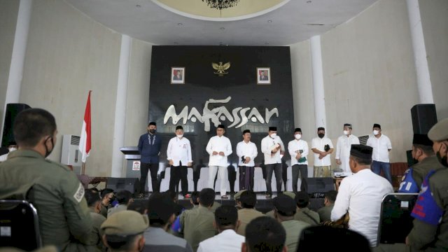 Wali Kota Makassar mengumpulkan anggota Satpol PP Makassar di Baruga Anging Mamiri, pada Ahad (17/4/2022). (Foto: ABATANEWS/Wahyuddin) 