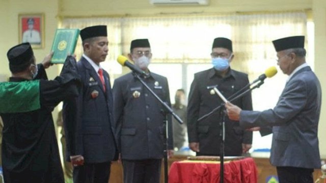 Bupati Jeneponto, Iksan Iskandar resmi melantik Muhammad Arifin Nur sebagai Pejabat Pimpinan Tinggi Pratama Sekretaris Daerah (Sekda) Kabupaten Jeneponto di ruang pola Panrannuanta, Kantor Bupati Jeneponto, pada Senin (18/4/2022). (Foto: ABATANEWS/Imam) 