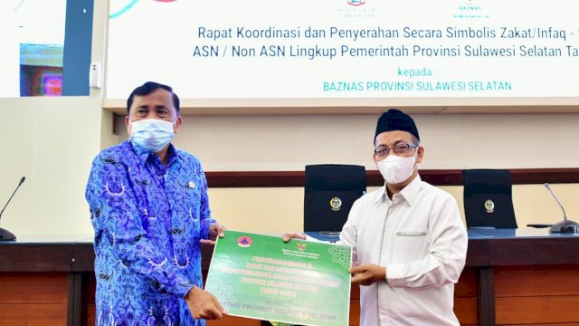 Gubernur Sulawesi Selatan, Andi Sudirman Sulaiman beserta keluarga telah menyerahkan zakat melalui Badan Amil Zakat Nasional (BAZNAS) Sulsel di Ruang Rapat Pimpinan Kantor Gubernur Sulsel, pada Senin (18/4/2022). (Foto: ABATANEWS/Wahyuddin) 